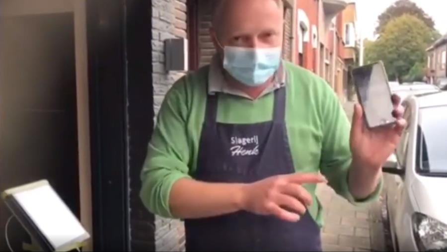 Slager Henk De Vlieger verkort wachtrijen aan zijn winkel via wachtapp