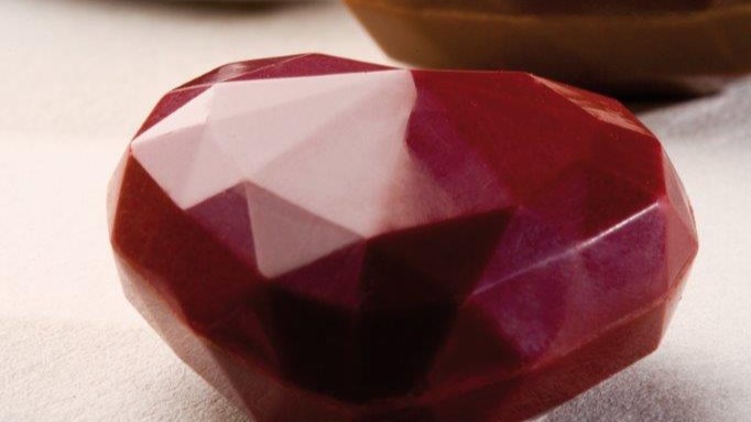 Patent op diamanten hartvorm met geslepen facetten
