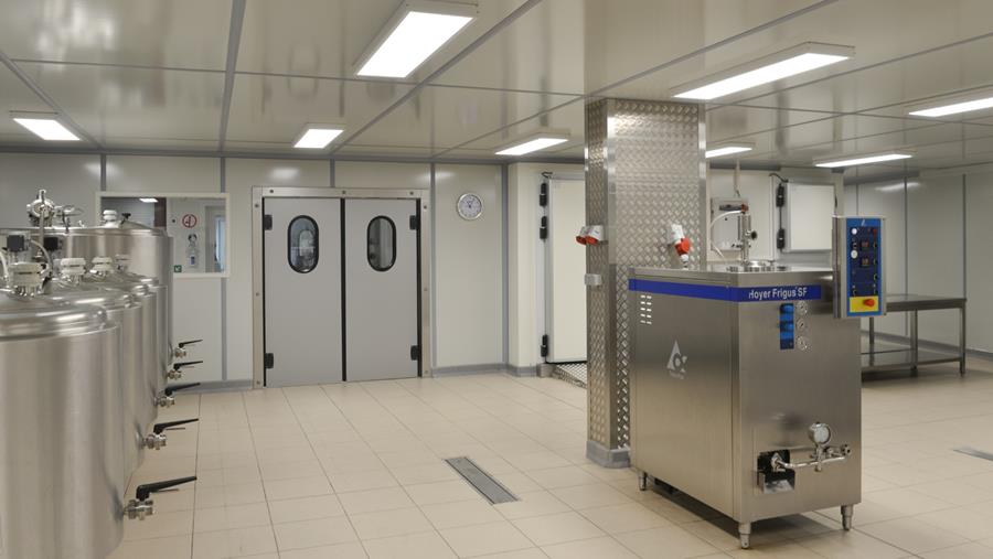 Un bâtiment de supermarché transformé en atelier de glace ultramoderne