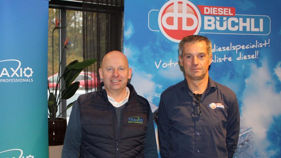 Brandstofsysteemspecialist Büchli houdt roetfilters tegen het licht