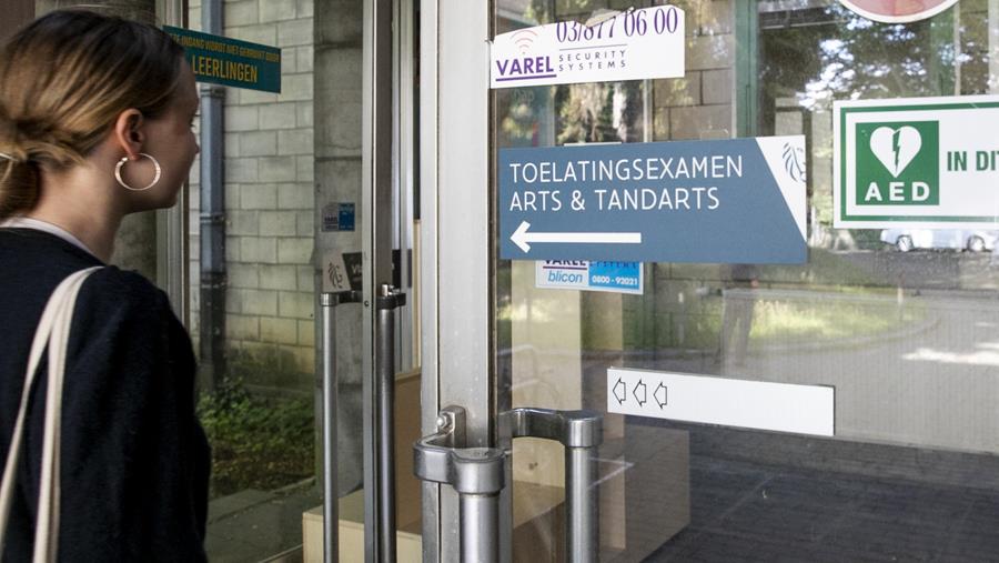 Toegangsexamen: Vijf studenten stappen naar de rechter