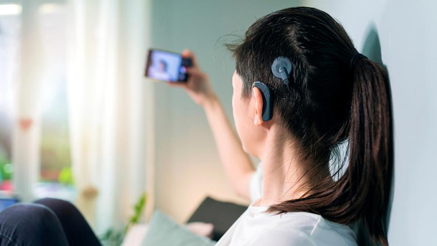 Le remboursement des implants cochléaires étendu aux adultes avec surdité unilatérale