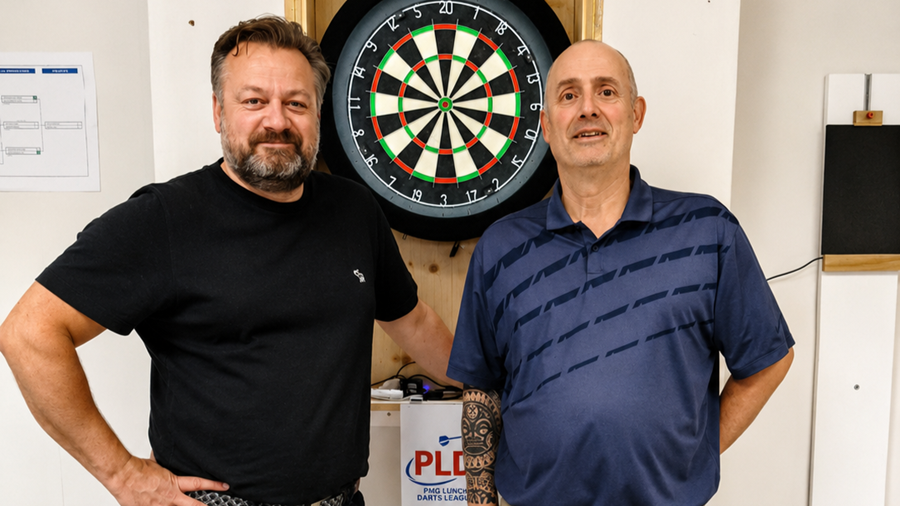 Pascal wint finale van de PMG Lunch Darts League