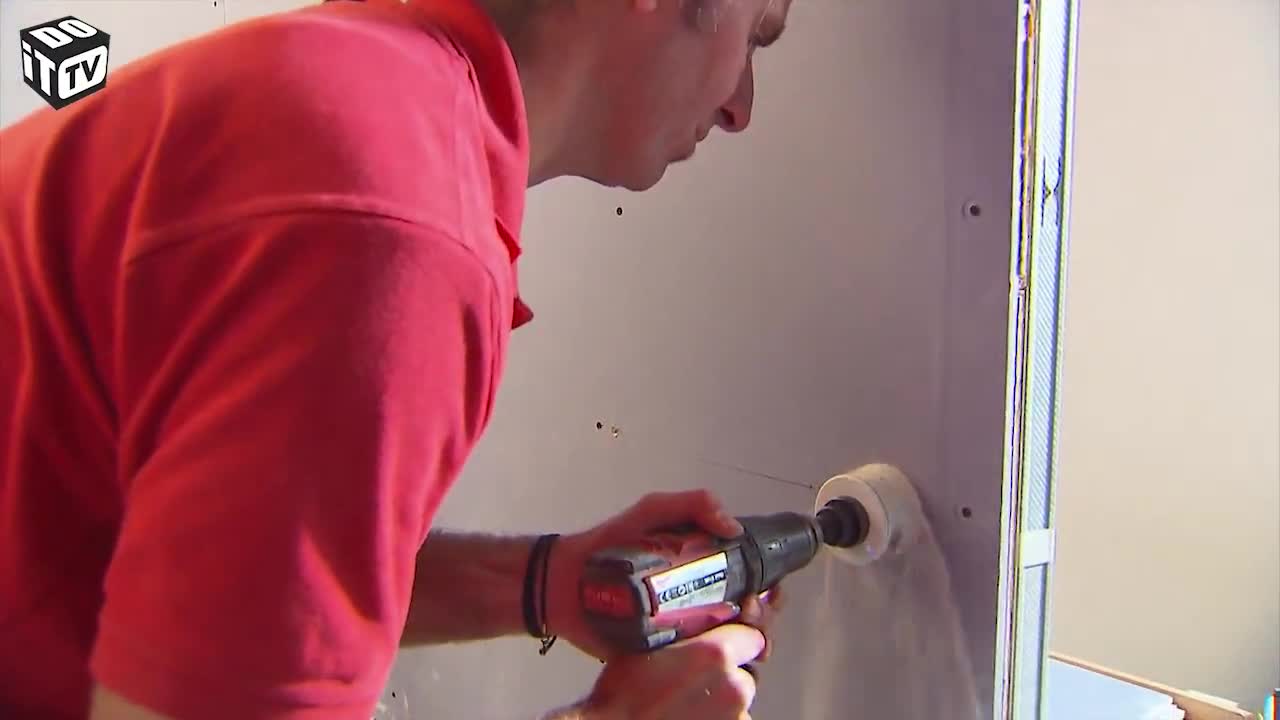 COMMENT POSER LES CÂBLES : ENCASTRÉS OU EN SURFACE?